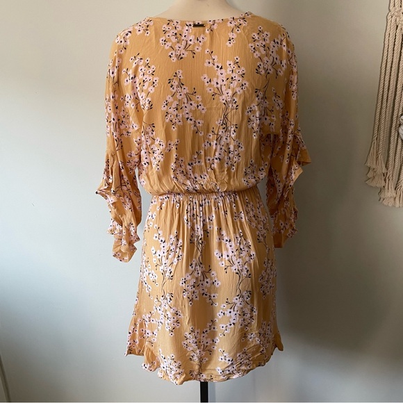 Billabong Boho Surf Crinkle Rayon Floral Dress Size Medium - Picture 2 of 9